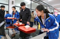 學校食堂的神奇餐具